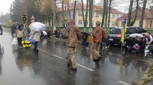 У Ізяславській громаді прощались із солдатом Сергієм Лук'янчуком