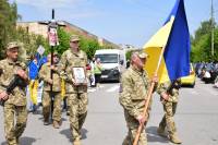 Без вагань пішов добровольцем: у Шепетівці попрощалися з полеглим воїном Романом Ткачем