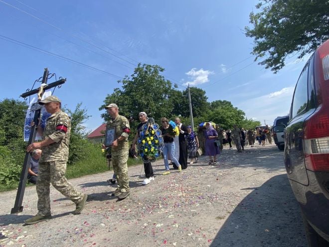 На Шепетівщині прощались з батьком чотирьох дітей, який загинув на війні