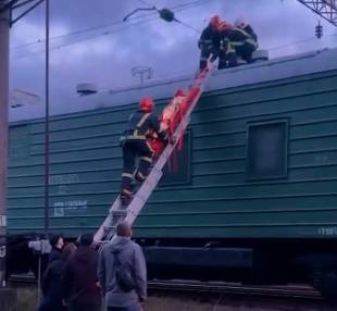 Рятувальники знімали з даху вагона підлітка, якого вразило струмом
