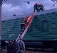 Рятувальники знімали з даху вагона підлітка, якого вразило струмом