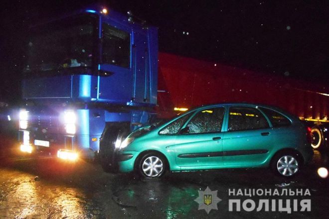 На виїзді з Шепетівки легковий автомобіль втрапив під вантажівку