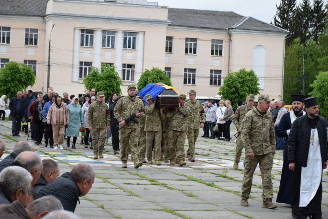 З перших днів пішов добровольцем до військкомату: у Шепетівці прощалися із Володимиром Пшеничним