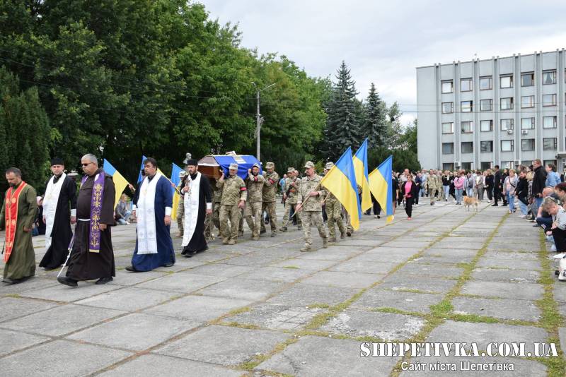 Два роки між надією та болем: у Шепетівці попрощалися з десантником Сергієм Сулимою