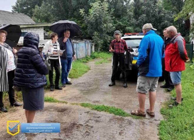 На Шепетівщині агрофірма розпилила пестициди майже впритул до будинків