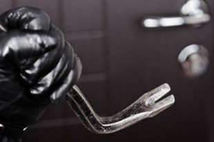 В Пліщині у бабусі вкрали 250 грн, а в Шепетівці у чоловіка - телевізор