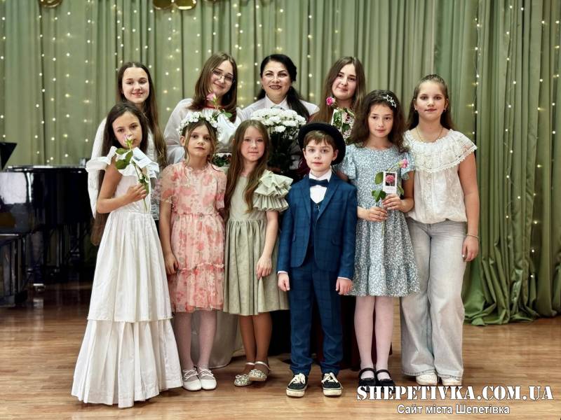 Пісні для найдорожчих: у Шепетівській музичній школі відбувся зворушливий концерт до Дня матері