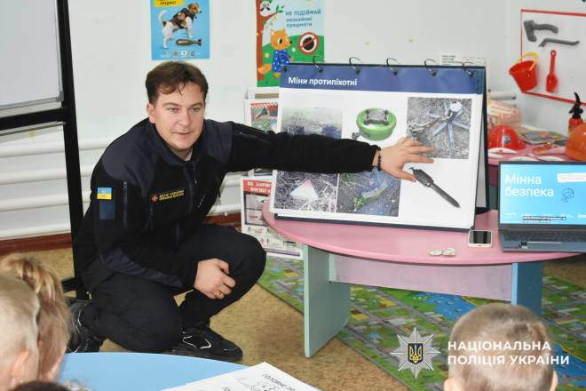 У Шепетівці поліцейські та рятувальники провели урок мінної безпеки для вихованців «Дюймовочки»
