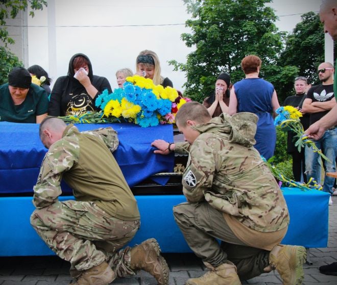 Майже рік Воїна вважали безвісти зниклим: у Нетішині попрощались із Юрієм Бабійчуком