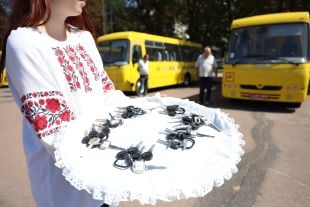 Три громади Шепетівського району отримали по новому шкільному автобусу