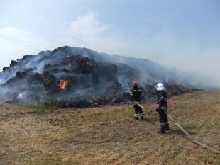 На Шепетівщині ймовірно через підпал горіли тюки із соломою