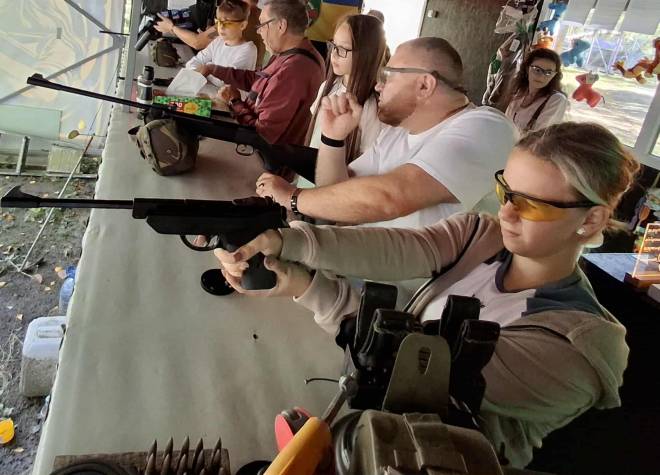 У Шепетівці молодь змагалася у вправності стрільби з пневматичної зброї