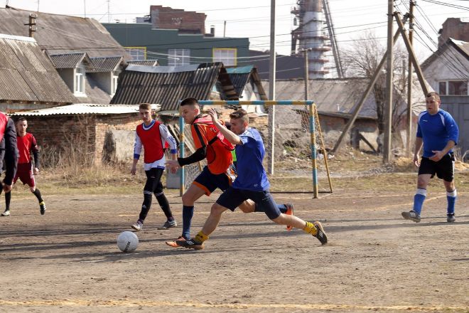 Футбольне поле прибрали та матчі на ньому зіграли