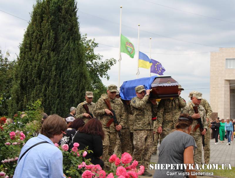 Нетішинська громада провела в останню дорогу воїна-захисника Романа Синицина