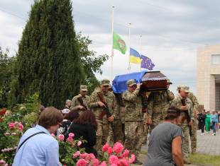 Нетішинська громада провела в останню дорогу воїна-захисника Романа Синицина