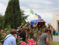 Нетішинська громада провела в останню дорогу воїна-захисника Романа Синицина