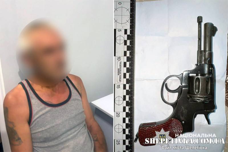 Ховав вдома вогнепальну зброю: на Шепетівщині поліція затримала селянина з револьвером
