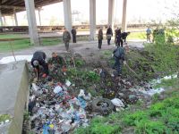 Шепетівські посадовці прибирали сміття за безвідповідальними містянами