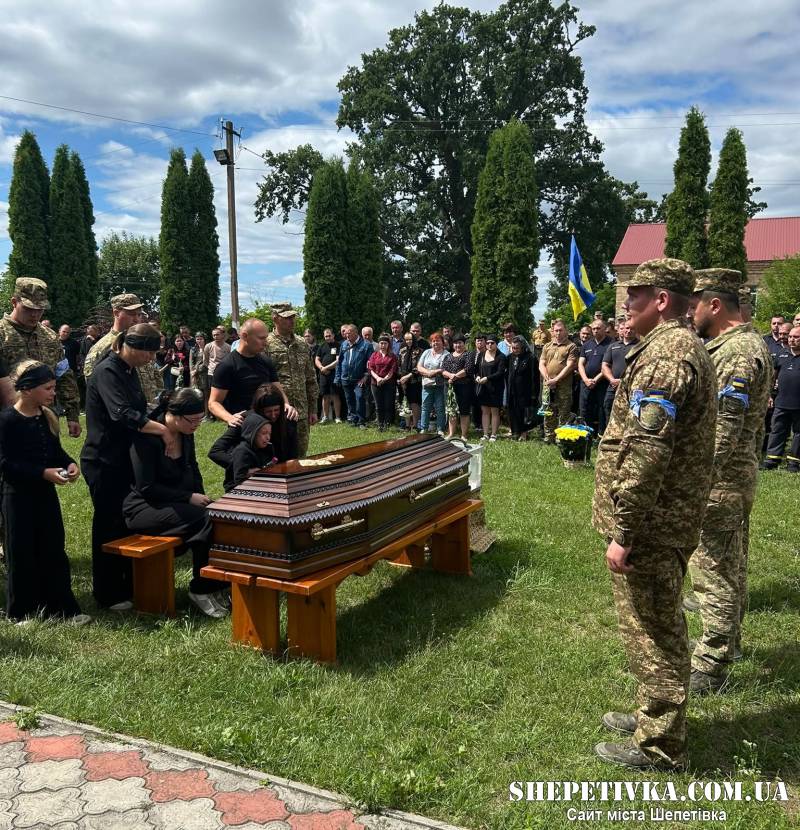 «Навіки в строю»: Крупецька громада попрощалася із полеглим Захисником Василем Климчуком