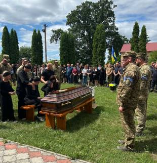 «Навіки в строю»: Крупецька громада попрощалася із полеглим Захисником Василем Климчуком