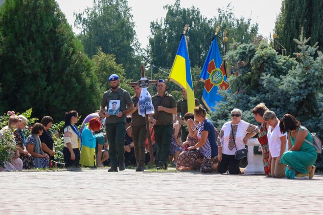 У Нетішині та Старому Кривину прощалися із захисником Миколою Козаком