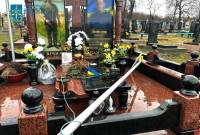 Молодик зламав флагшток біля могили Захисника та зняв з нього герб та державний прапор