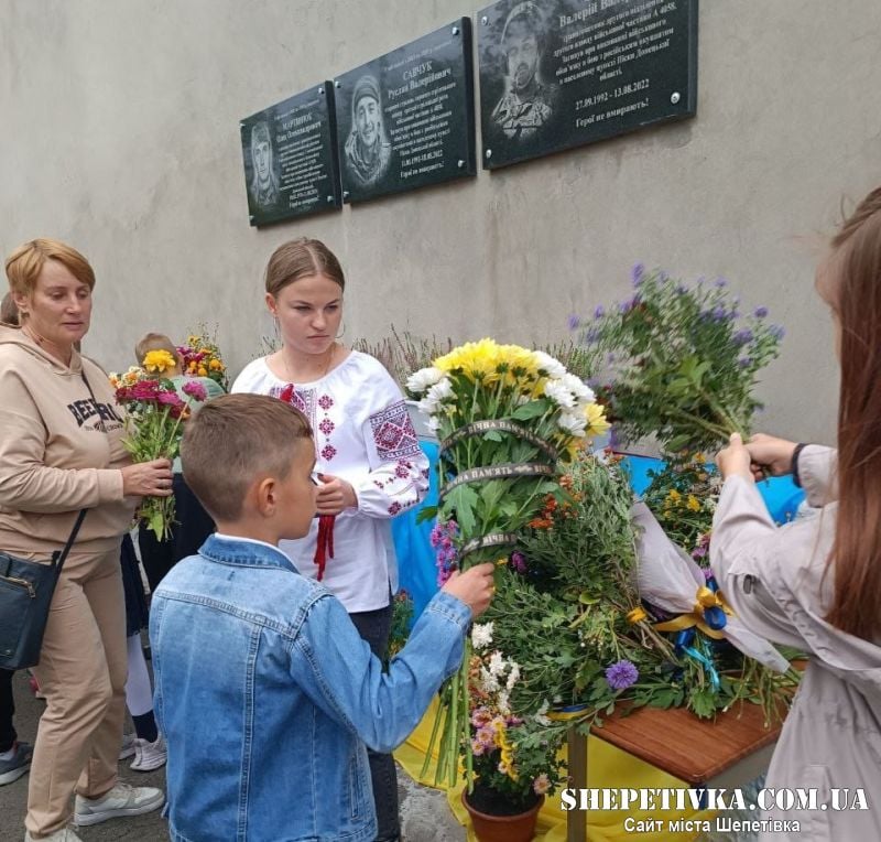 У Плесенській гімназії відкрили меморіальні дошки ще двом загиблим випускникам