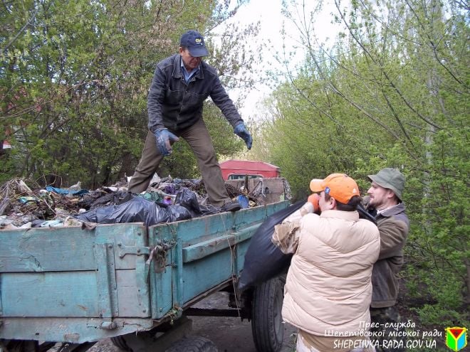 Працівники виконавчого комітету прибирали стихійні сміттєзвалища