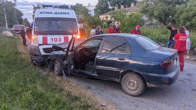 На Шепетівщині нетверезий водій влетів у «швидку», яка їхала за викликом