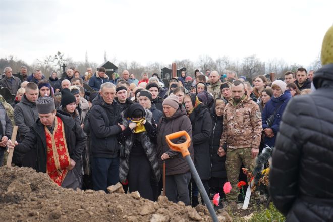 Без батька залишилося три доньки. У Сатанові прощались із воїном родом з Шепетівки