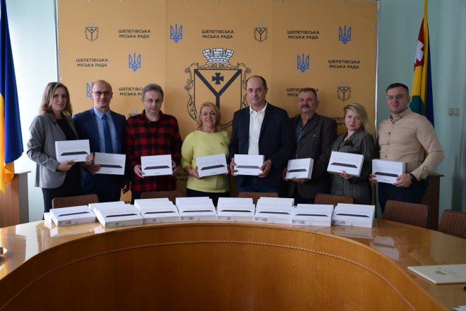Шепетівський депутатам подарували 36 планшетів від Уряду Швеції