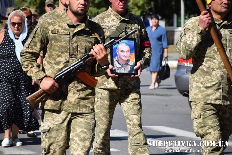 У Шепетівці попрощалися із захисником Андрієм Малогловцем