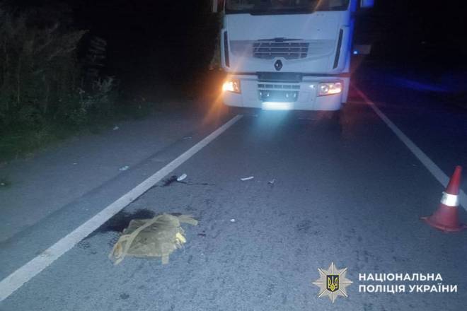 На Шепетівщині вантажівка наїхала на пішохіда: він потрапив до лікарні