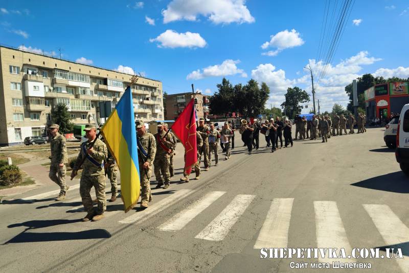 Загинув під час бою у Запорізької області: у Славуті попрощалися із 30-річним воїном Сергієм Данильчуком
