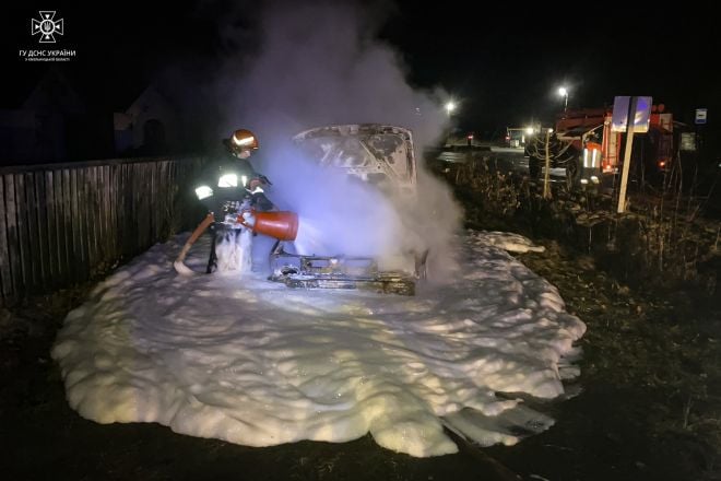 Рятувальників повідомили запізно: на Шепетівщині вщент згорів автомобіль