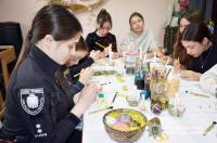 Школярі разом з офіцерами освітньої безпеки виготовили писанки для захисників