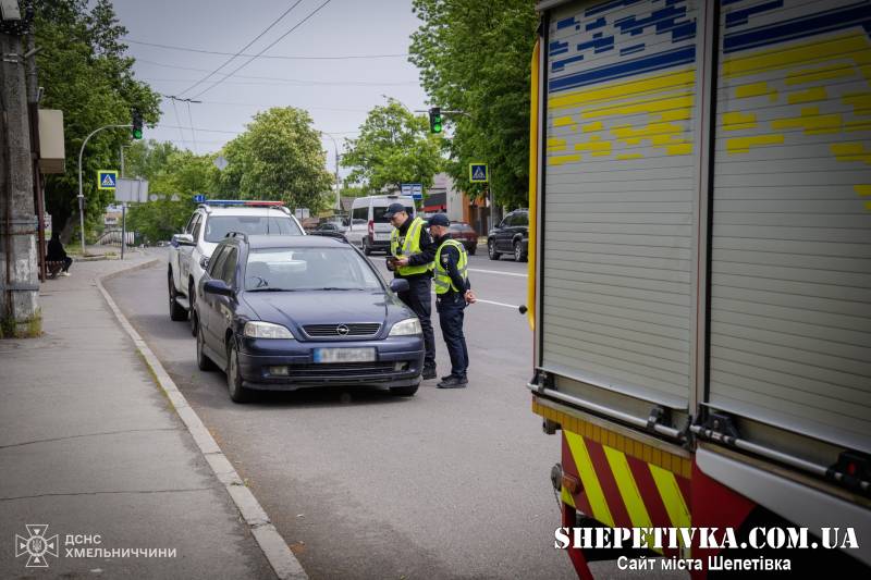 Серед водіїв та пішоходів, які не пропускали спецтранспорт екстрених служб, провели бесіди