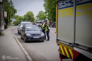 Серед водіїв та пішоходів, які не пропускали спецтранспорт екстрених служб, провели бесіди
