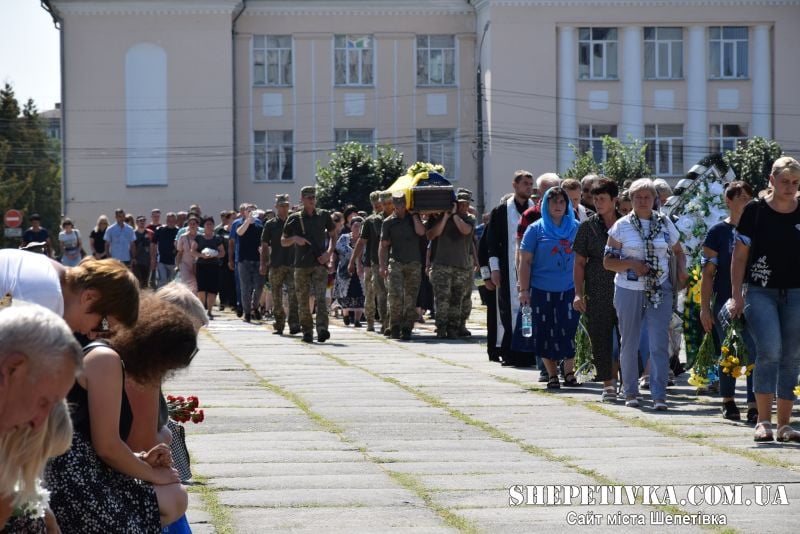 У Шепетівці День жалоби: у засвіти провели захисника Олександра Максимчука