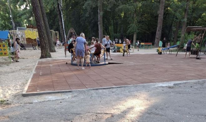 У шепетівському парку запрацював інклюзивний дитячий майданчик