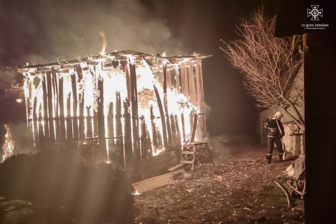 Ліквідовували масштабну пожежу сінника та деблокували травмованого у ДТП