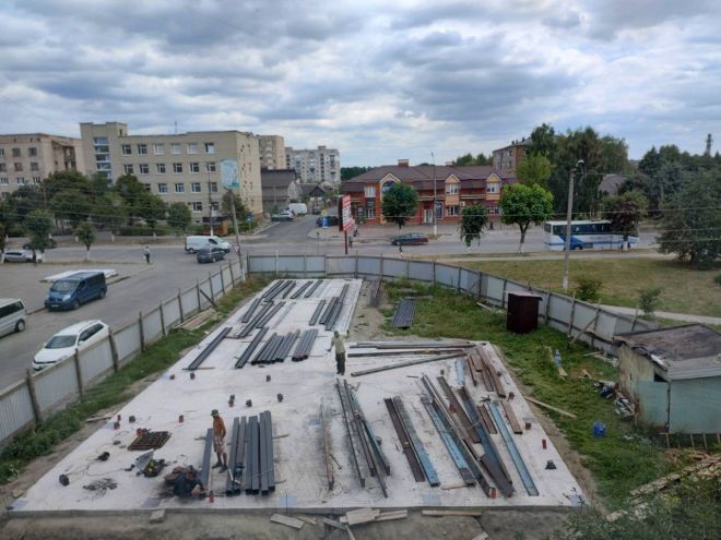 Будівельні роботи на місці встановлення тимчасових споруд у м.Шепетівка 23.08.2023 року. 