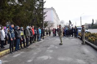 Призовників з Шепетівщини відправили до збірного пункту у Хмельницький