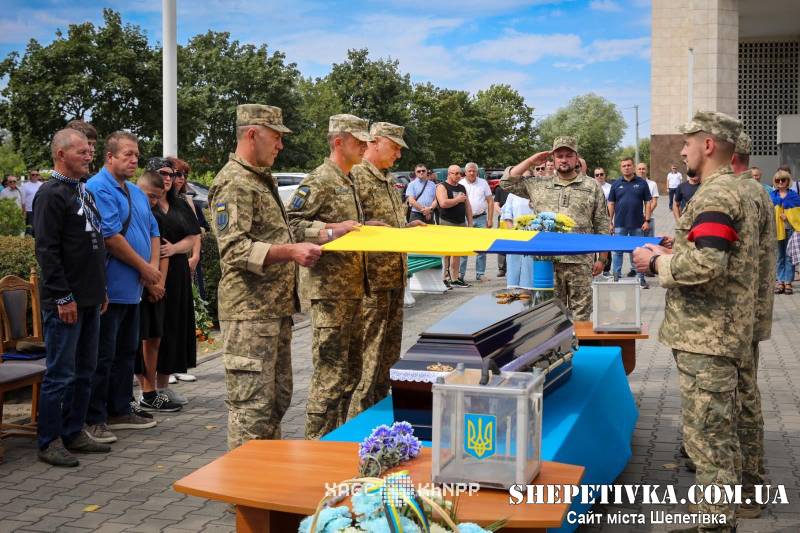 У Нетішині попрощалися з воїном Дмитром Мокропулом: уродженець Криму понад рік вважався зниклим безвісти