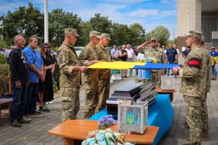У Нетішині попрощалися з воїном Дмитром Мокропулом: уродженець Криму понад рік вважався зниклим безвісти