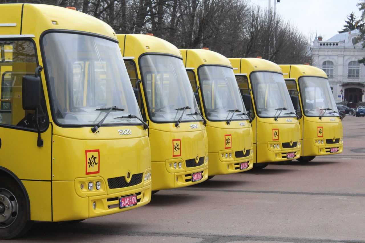 Громади Шепетівщини отримали 2 нових шкільних автобуси