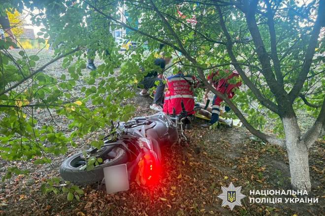 На Шепетівщині 17-річний мотоцикліст врізався в електроопору: його госпіталізовано