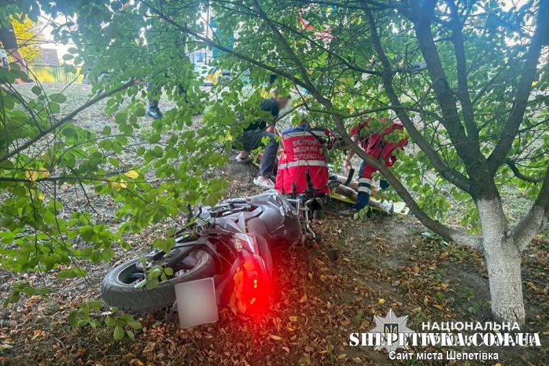 На Шепетівщині 17-річний мотоцикліст врізався в електроопору: його госпіталізовано