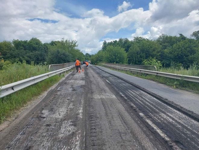 Поблизу Мокіївців ремонтують шляхопровід через залізницю