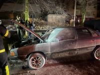 У Шепетівці горів автомобіль, а у Судилкові — господарча будівля